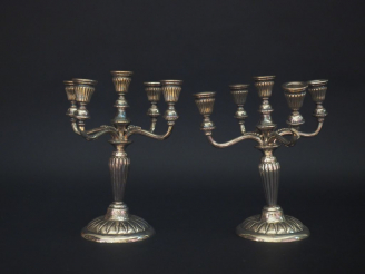 Vente aux enchères Paire de candélabres en argent espagnol, éclairant à cinq lumières, à 