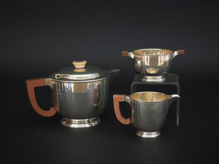 Service à thé trois pièces de style Art déco en argent anglais.  Manch