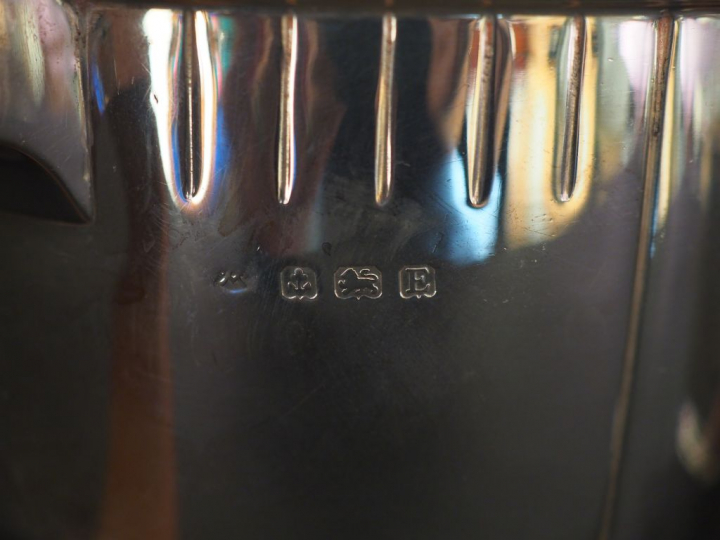 Service à thé trois pièces de style Art déco en argent anglais.  Manch