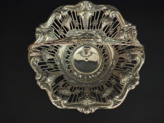 Vente aux enchères Corbeille à anse en argent étranger (?), à décor ajouré de paniers fle