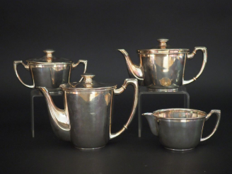 Vente aux enchères Service à thé et à café quatre pièces en argent espagnol. Comprenant :