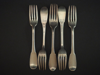 Vente aux enchères Suite de cinq fourchettes en argent, modèle uniplat.  Monogrammées. Po