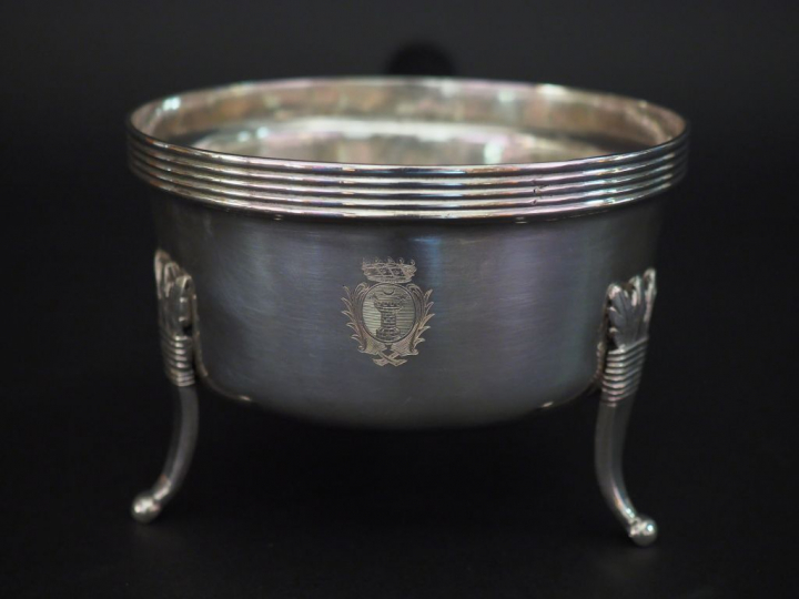 Casserole en argent, manche en bois noirci. Reposant sur trois pieds à