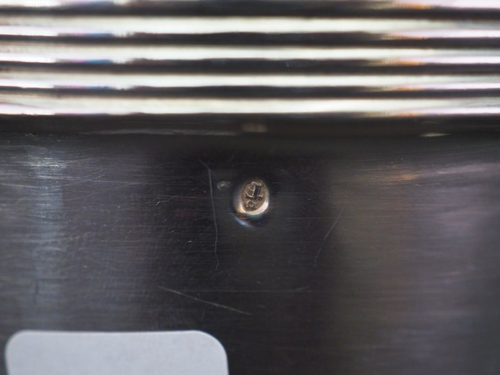 Casserole en argent, manche en bois noirci. Reposant sur trois pieds à