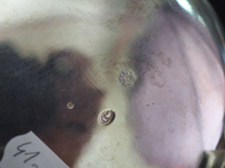 Casserole en argent, manche en bois noirci. Reposant sur trois pieds à