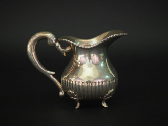 Vente aux enchères Pot à eau anglais en argent 800, à décor de godrons. Reposant sur quat