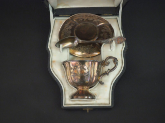 Vente aux enchères Tasse et sa sous-tasse accompagnée de sa cuillère en argent, poinçon M