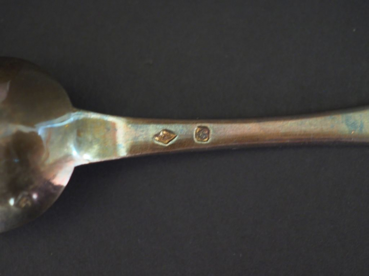 Tasse et sa sous-tasse accompagnée de sa cuillère en argent, poinçon M