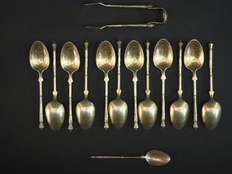 Vente aux enchères Suite de douze petites cuillères et une pince à sucre en argent et ver
