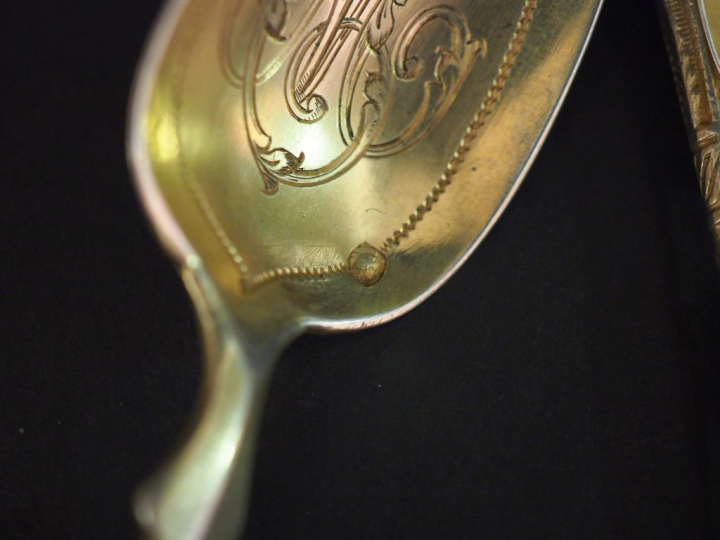 Suite de douze petites cuillères et une pince à sucre en argent et ver