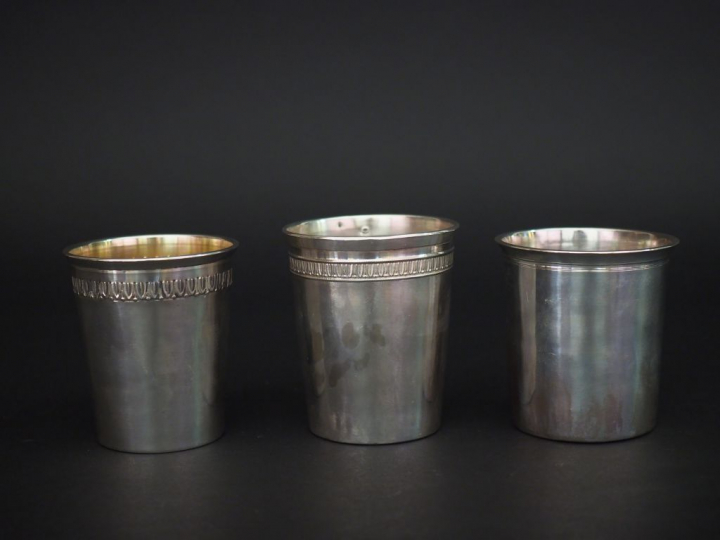 Ensemble comprenant :  - une timbale à fond plat en argent, poinçon Mi