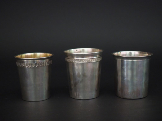 Vente aux enchères Ensemble comprenant :  - une timbale à fond plat en argent, poinçon Mi