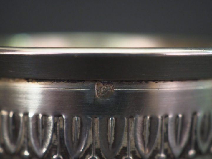 Ensemble comprenant :  - une timbale à fond plat en argent, poinçon Mi