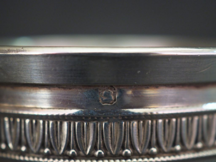 Ensemble comprenant :  - une timbale à fond plat en argent, poinçon Mi