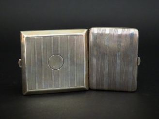 Vente aux enchères Ensemble comprenant :  - un étui à cigarettes de style Art déco en arg