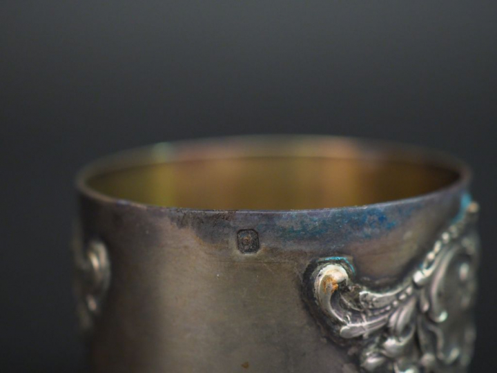 Ensemble comprenant :  - un rond de serviette de style Art Nouveau en 