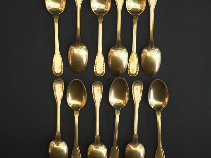 Suite de douze cuillères à café en vermeil, poinçon Minerve, à décor d