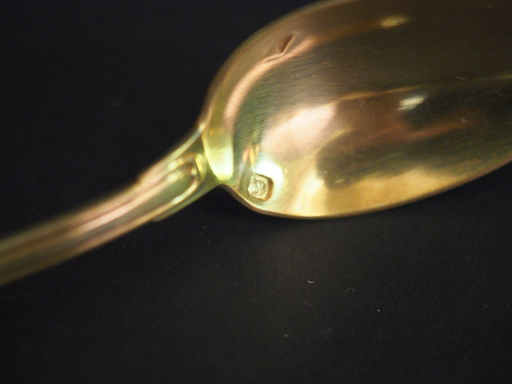 Suite de douze cuillères à café en vermeil, poinçon Minerve, à décor d