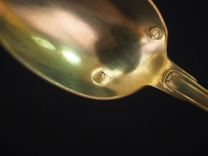 Suite de douze cuillères à café en vermeil, poinçon Minerve, à décor d