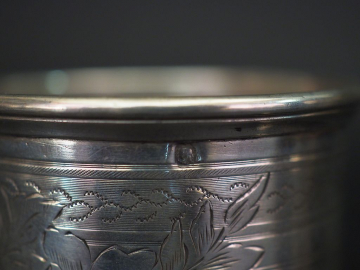 Ensemble comprenant :  - une timbale de forme tulipe en argent, poinço