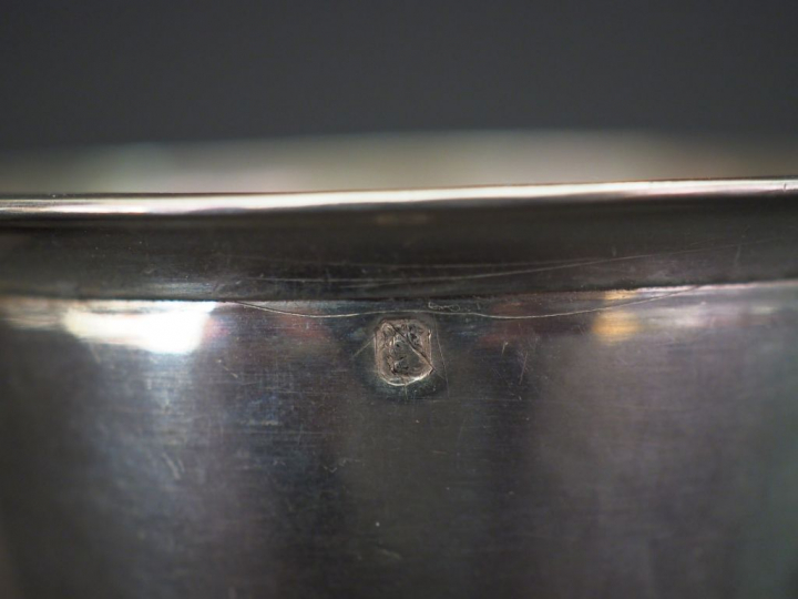 Ensemble comprenant :  - une timbale de forme tulipe en argent, poinço