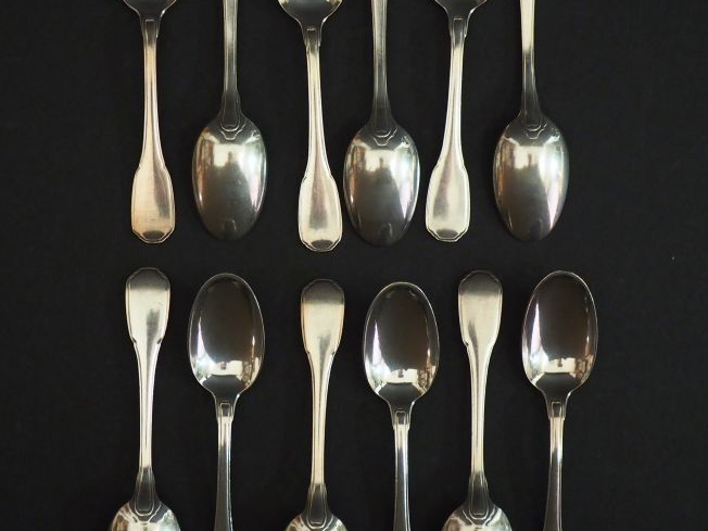Suite de douze cuillères à moka en argent, poinçon Minerve. Poids. 227