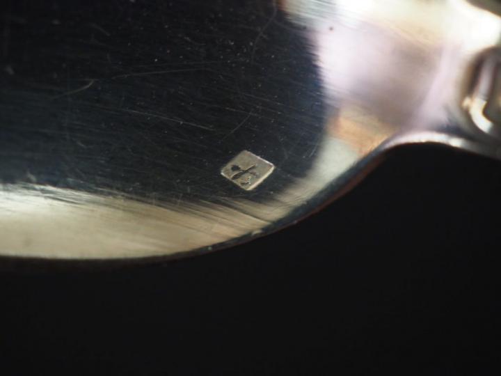 Suite de douze cuillères à moka en argent, poinçon Minerve. Poids. 227