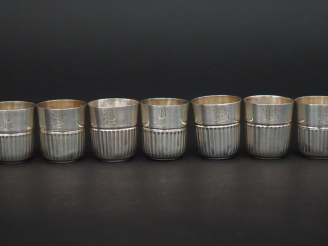 Vente aux enchères Suite de sept verres à liqueur en argent, poinçon Minerve, à décor de 