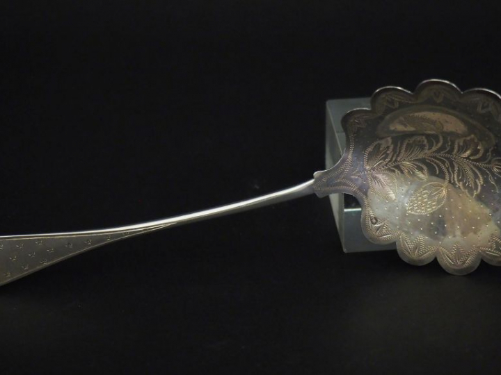 Pelle à fraise en argent, poinçon Minerve, à décor gravé de fraises et