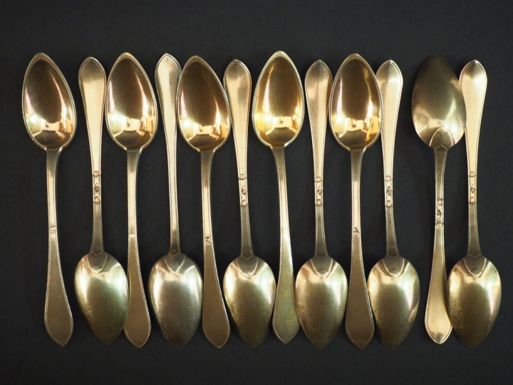 Suite de douze petites cuillères en vermeil. Poids. 212 g