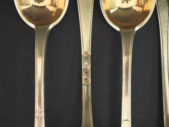 Suite de douze petites cuillères en vermeil. Poids. 212 g