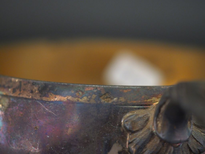 Tasse et sa sous-tasse en argent, poinçon Minerve.  Anse feuillagée.  