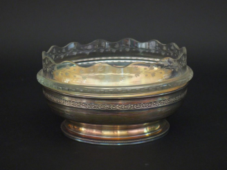 Vente aux enchères Jatte en cristal et argent, poinçon Minerve, à décor de frises de feui
