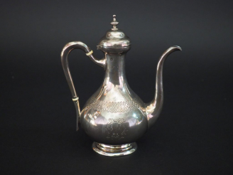 Vente aux enchères Verseuse balustre en argent, poinçon Minerve, à décor d'une frise et d