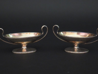 Vente aux enchères Paire de saleronsà anses en argent étranger, à décor de rangs de perle