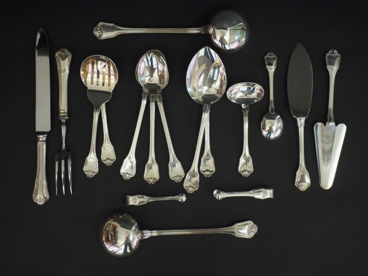 CHRISTOFLE Ménagère en métal argenté, modèle à double coquilles. Compr