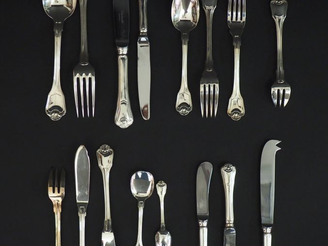 CHRISTOFLE Ménagère en métal argenté, modèle à double coquilles. Compr