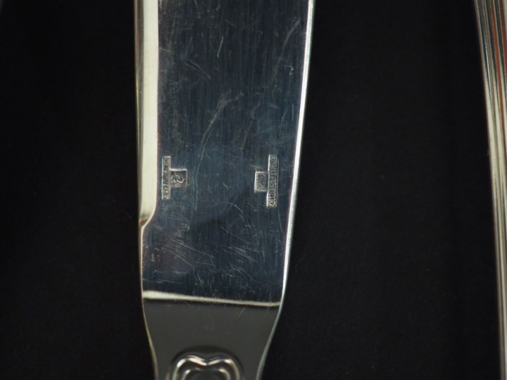 CHRISTOFLE Ménagère en métal argenté, modèle à double coquilles. Compr