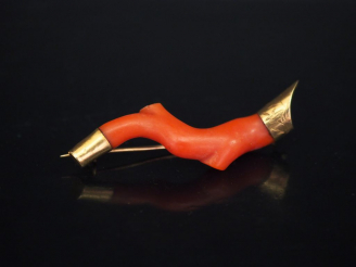 Vente aux enchères Broche Napoléon III en or jaune et corail.  Long. 6,5 cm Poids tel. 10