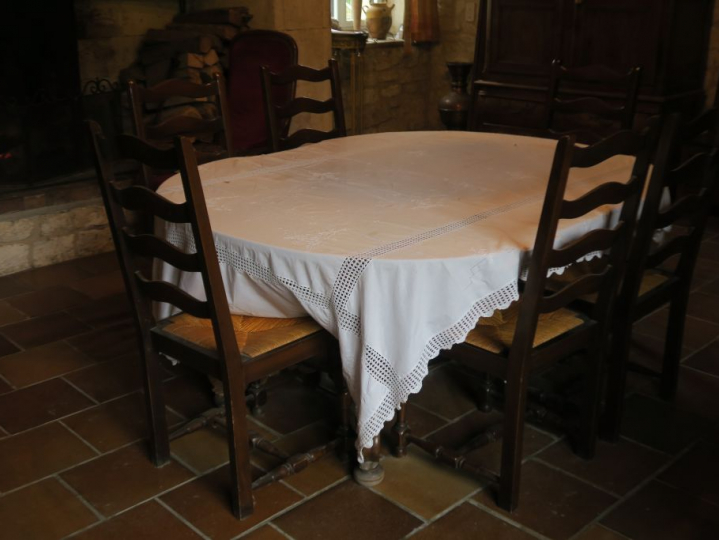 Mobilier de salle à manger en bois naturel mouluré comprenant : une ta