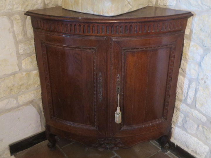 Encoignure XVIIIème en bois mouluré ouvrant à deux vantaux à décor de 