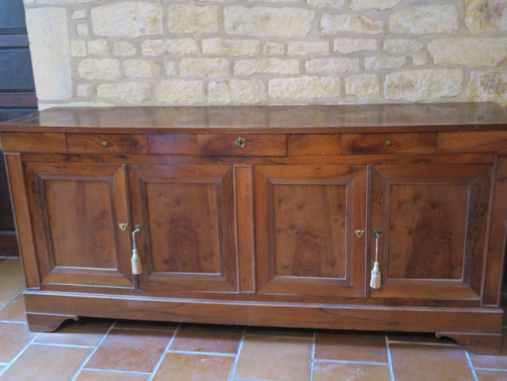 Enfilade XIXème en noyer , ouvrant àquatre vantaux et trois tiroirs, d