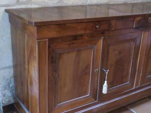 Enfilade XIXème en noyer , ouvrant àquatre vantaux et trois tiroirs, d