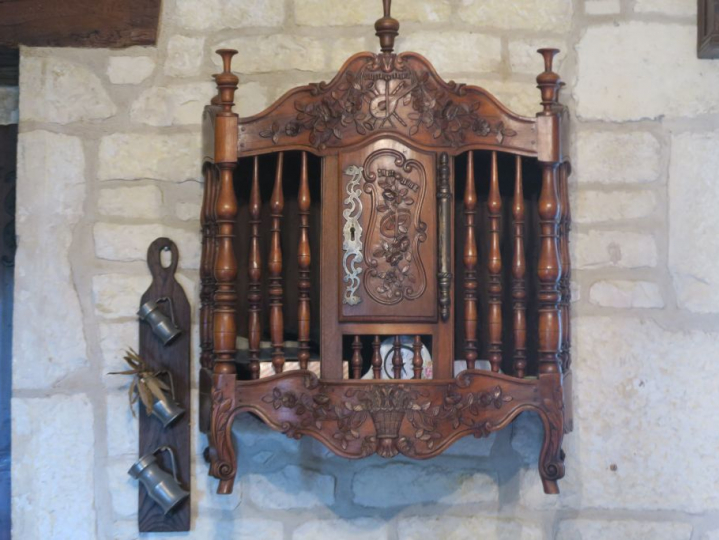 Panetière provençale  en bois mouluré et sculpté à décor de corbeille 