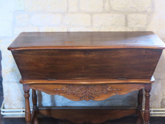 Vente aux enchères Maie provençale en bois mouluré et sculpté à décor de noeuds de rubans