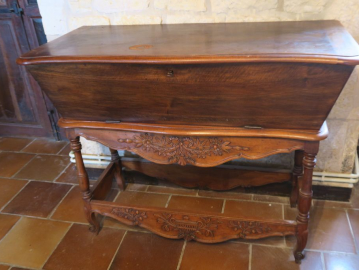 Maie provençale en bois mouluré et sculpté à décor de noeuds de rubans