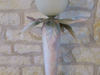 Vente aux enchères Lampe de style Art Nouveau en métal peint et verre sablé éclairant à u