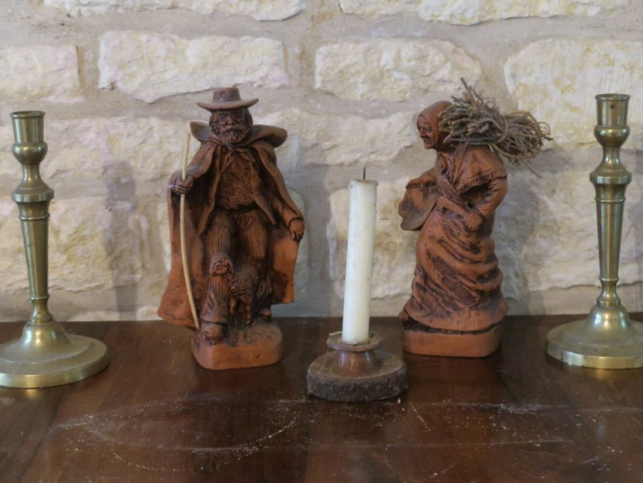 Paire de bougeoirs XIXème en laiton. Passe couloir en bois sculpté mod