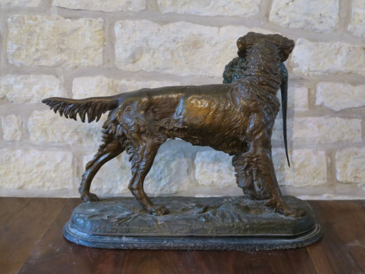 Jules MOIGNIEZ. (d'après). "chien de chasse au faisan". Sculpture en r
