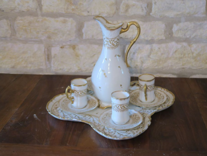 Partie de service à café en porcelaine de Limoges, à décor émaillé de 